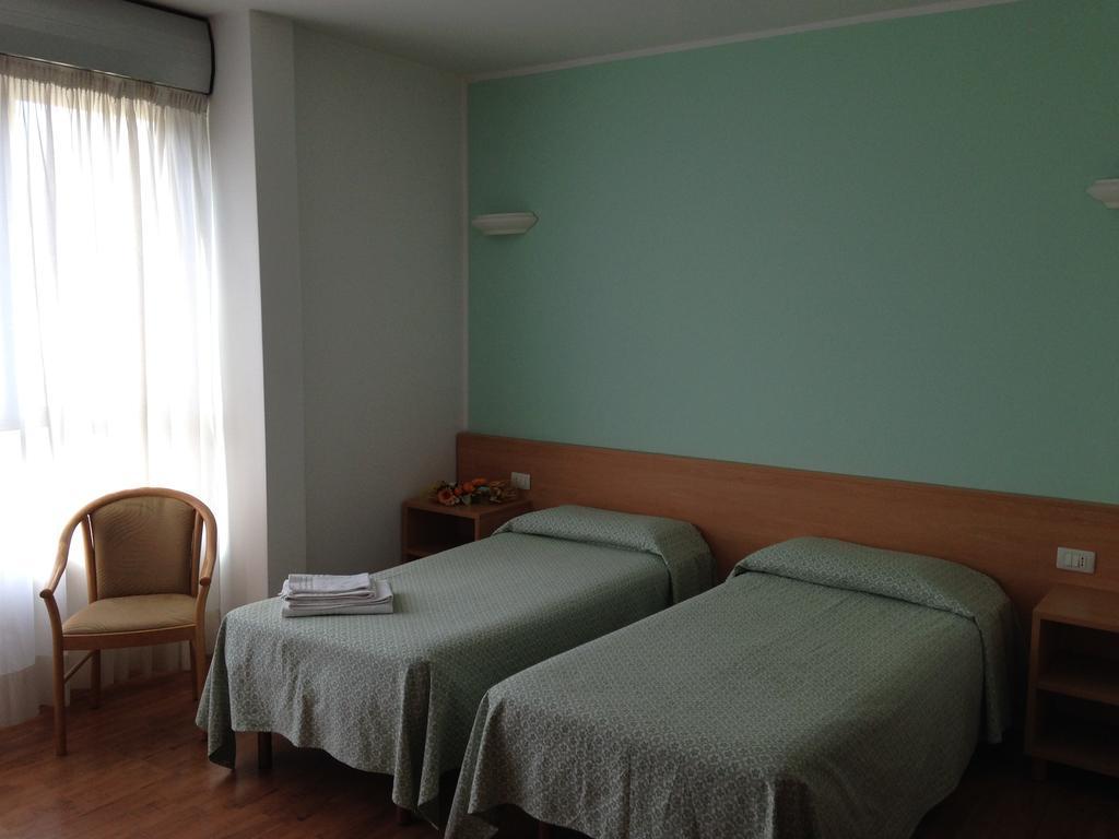 Hotel Roma Cassano Magnago Bagian luar foto